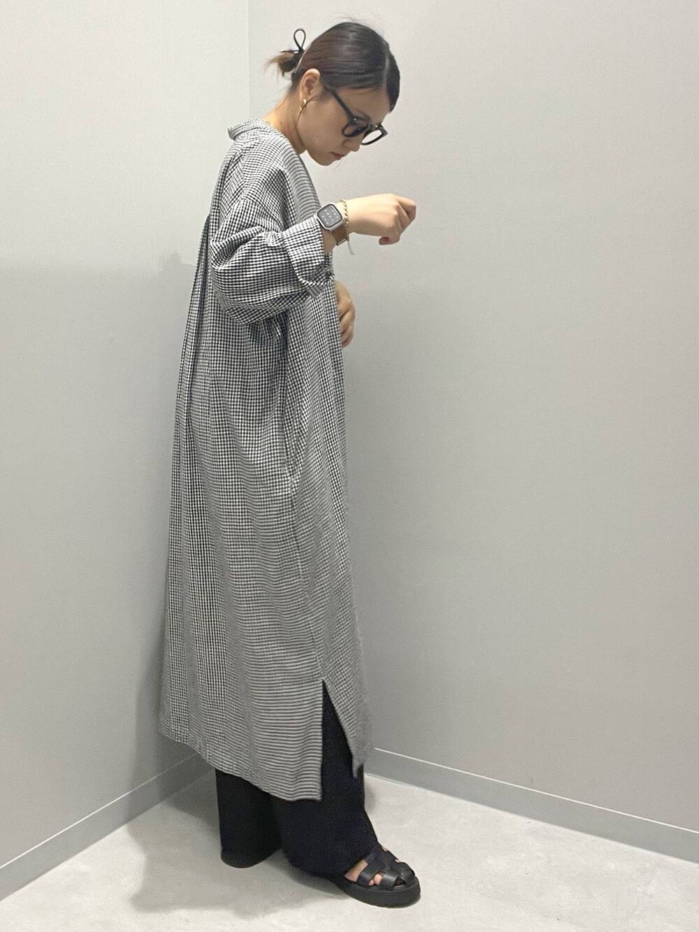グレー系のその他パンツ、グレー系のシャツワンピース、ホワイト系のネックレスを着用したレディースの夏コーディネートの2枚目の写真