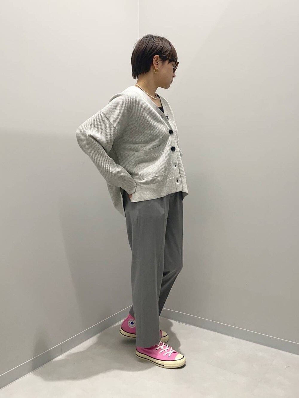 グレー系のその他パンツ、グレー系のカーディガン/ボレロを着用したレディースの春コーディネートの3枚目の写真