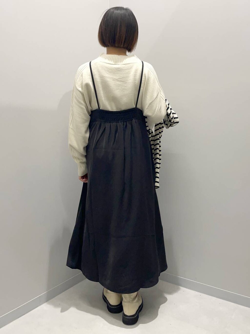 「カジュアル、ベーシック/シンプル、オーバーサイズ、ママコーデ、秋コーデ、骨格ストレート、ニット、ボーダー、キャミワンピース、ブーツ」|「GLOBAL WORK Smile Seed StoreのAラインキャミワンピース/116016(シャツワンピース、ブラック系)」を使った、kinacoさん(レディース・158cm)の秋コーディネートの3枚目の写真