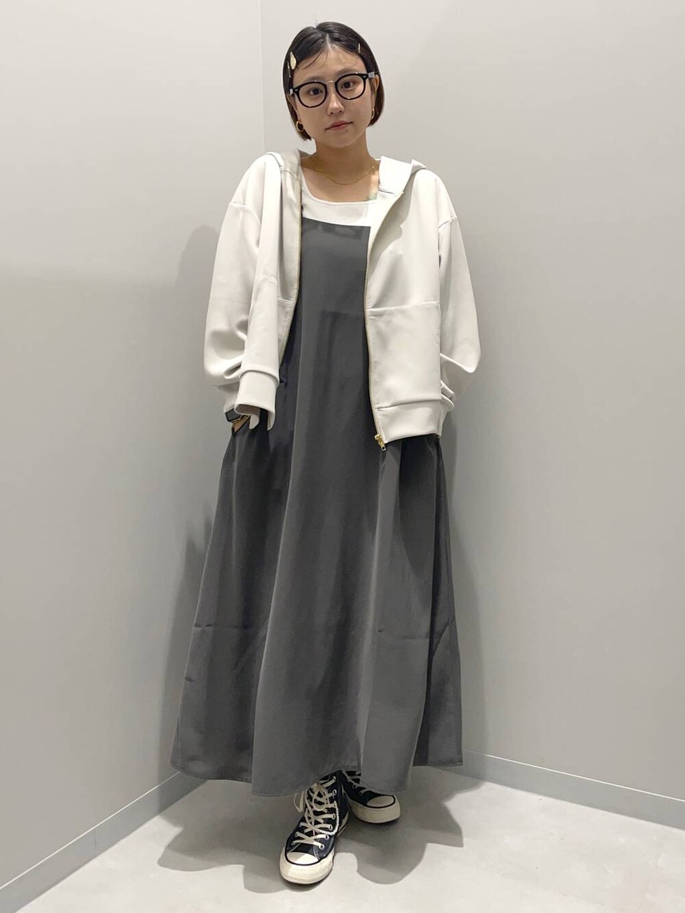 ホワイト系のタンクトップ、グレー系のシャツワンピース、ホワイト系のカーディガン/ボレロを着用したレディースの秋コーディネートの2枚目の写真