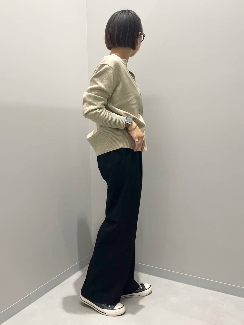 ブラック系のその他パンツ、ゴールド系のカーディガン/ボレロを着用したレディースの秋コーディネートの2枚目の写真