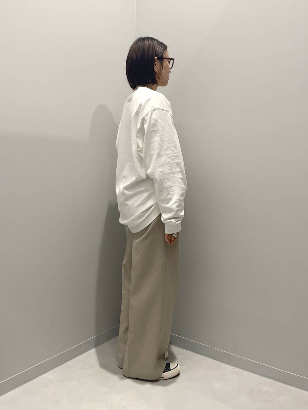 ホワイト系のTシャツ/カットソー、ベージュ系のその他パンツを着用したレディースの春コーディネートの3枚目の写真