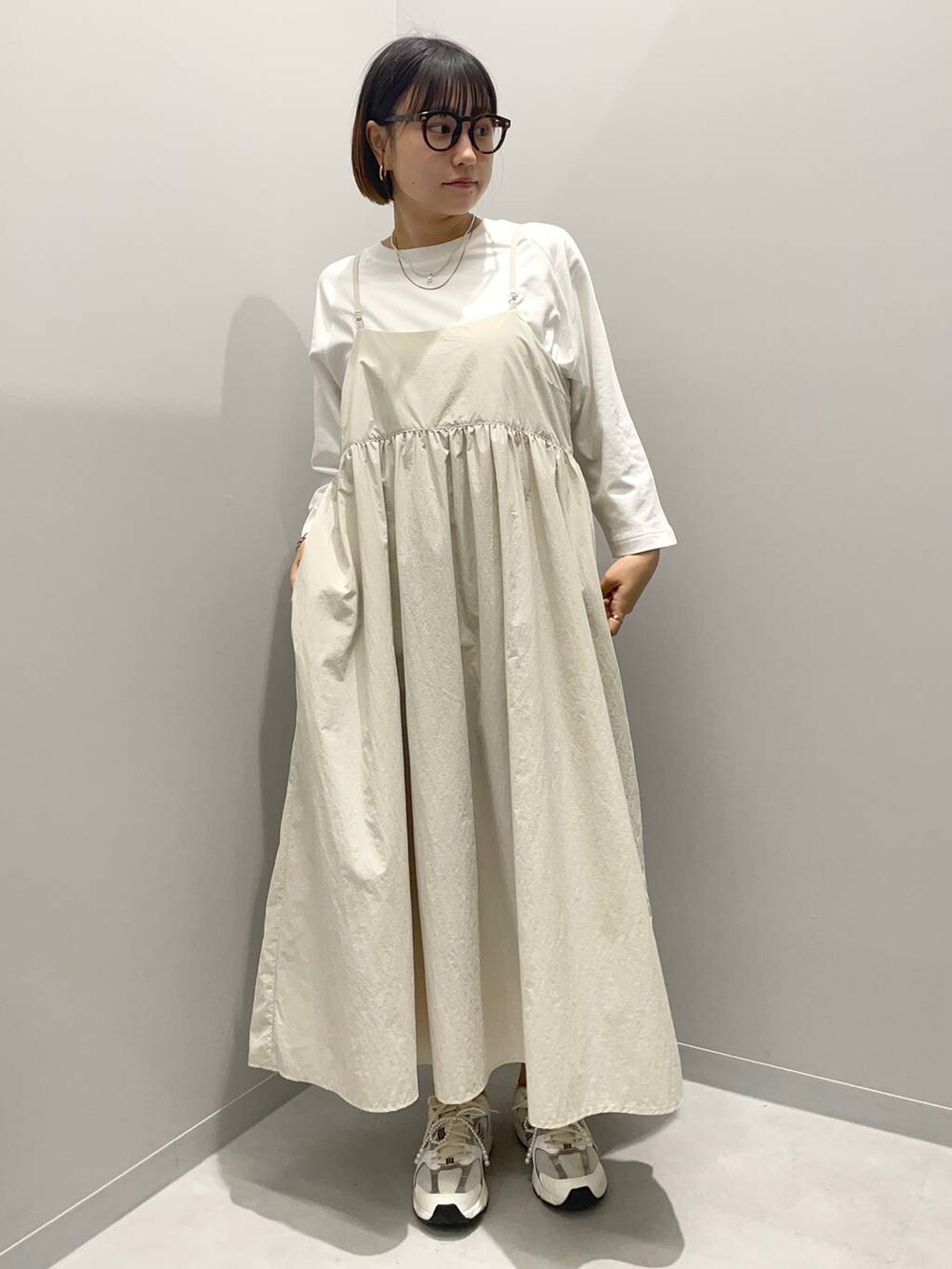 ホワイト系のワンピース、ホワイト系のTシャツ/カットソーを着用したレディースの夏コーディネートの2枚目の写真