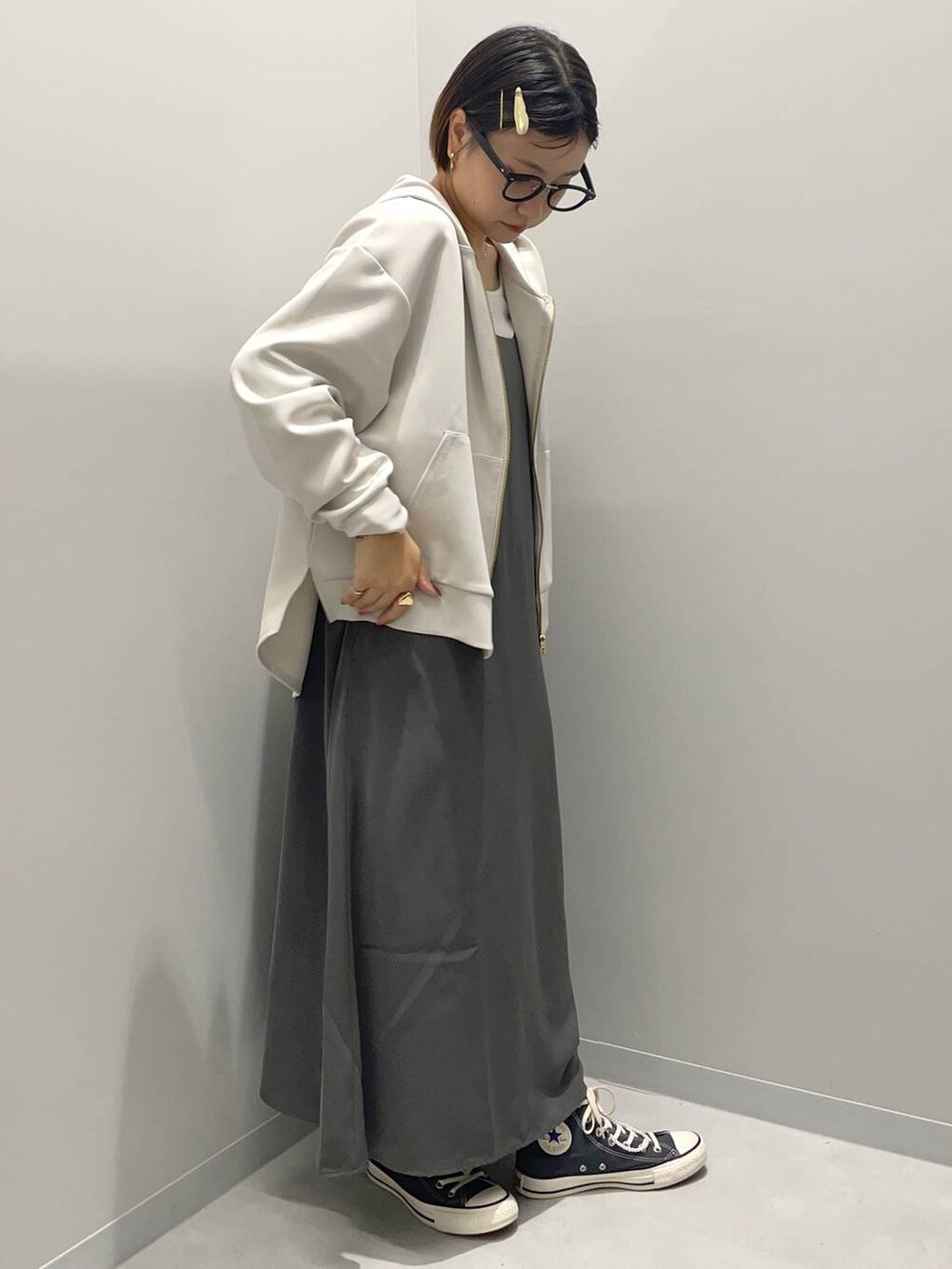 ホワイト系のタンクトップ、グレー系のシャツワンピース、ホワイト系のカーディガン/ボレロを着用したレディースの秋コーディネートの3枚目の写真