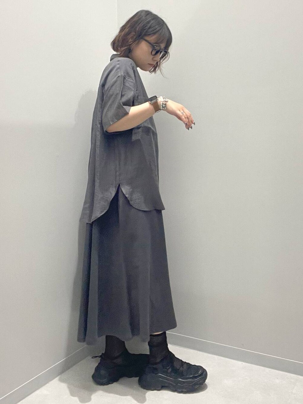 グレー系のシャツ/ブラウス、グレー系のワンピース、ブラック系のソックス/靴下を着用したレディースの春コーディネートの2枚目の写真