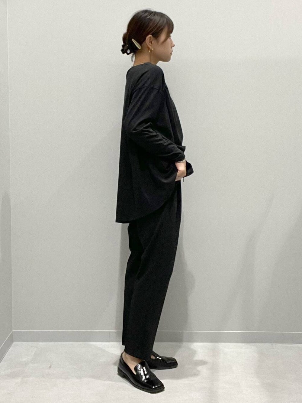 ブラック系のその他パンツ、ブラック系のTシャツ/カットソーを着用したレディースの春コーディネートの2枚目の写真