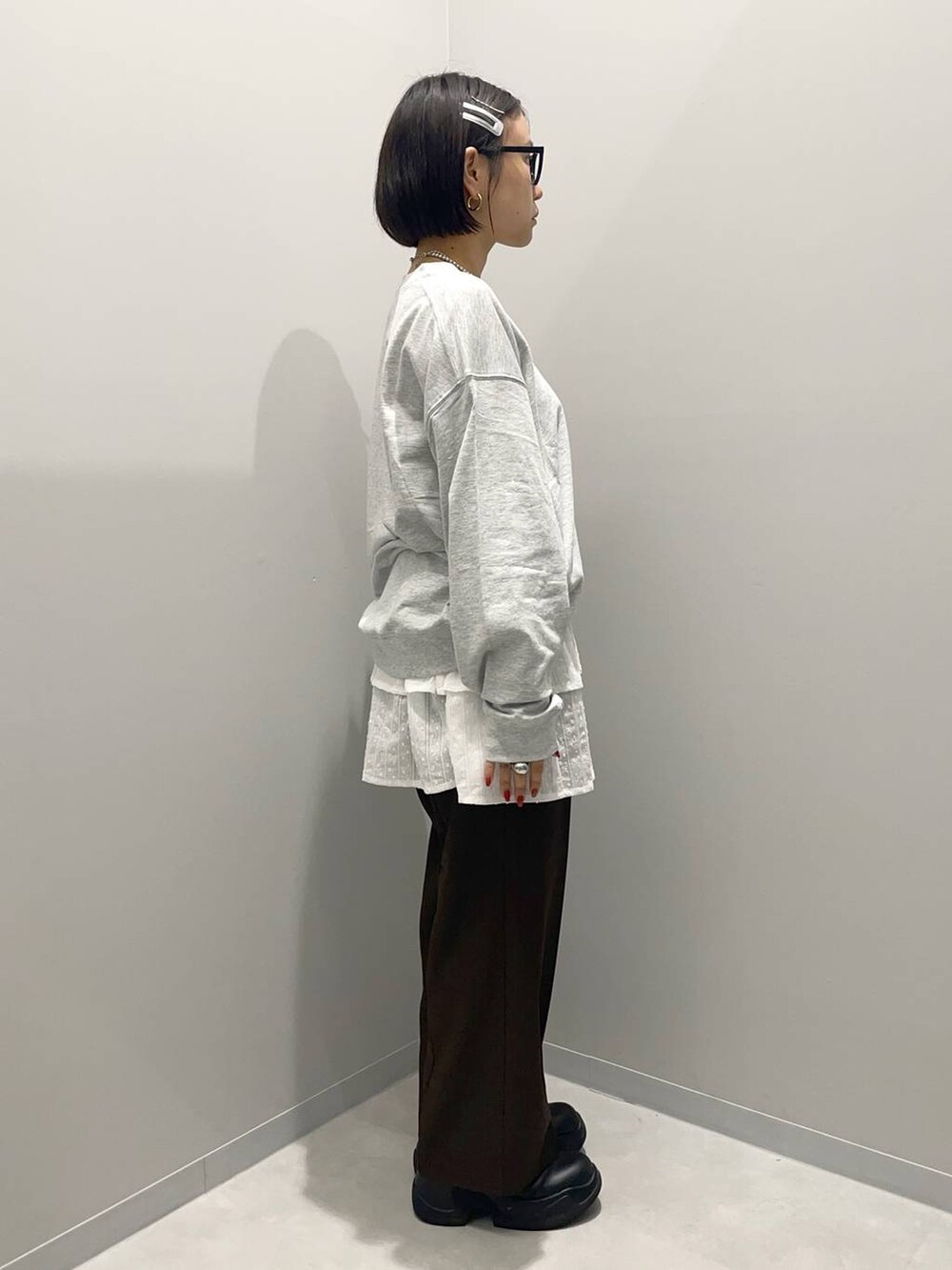 ブラウン系のその他パンツ、ホワイト系のその他トップスを着用したレディースの秋コーディネートの3枚目の写真