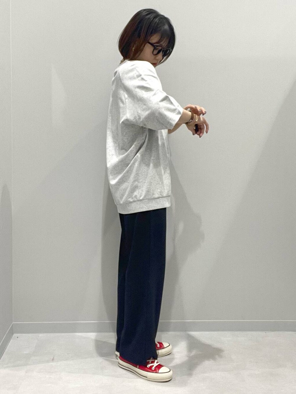 グレー系のTシャツ/カットソー、ブラック系のその他パンツ、グレー系のネックレスを着用したレディースの春コーディネートの3枚目の写真
