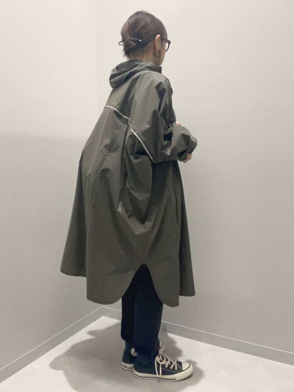 グリーン系のブルゾン、ブラック系のデニムパンツ、ホワイト系のTシャツ/カットソーを着用したレディースの夏コーディネートの6枚目の写真