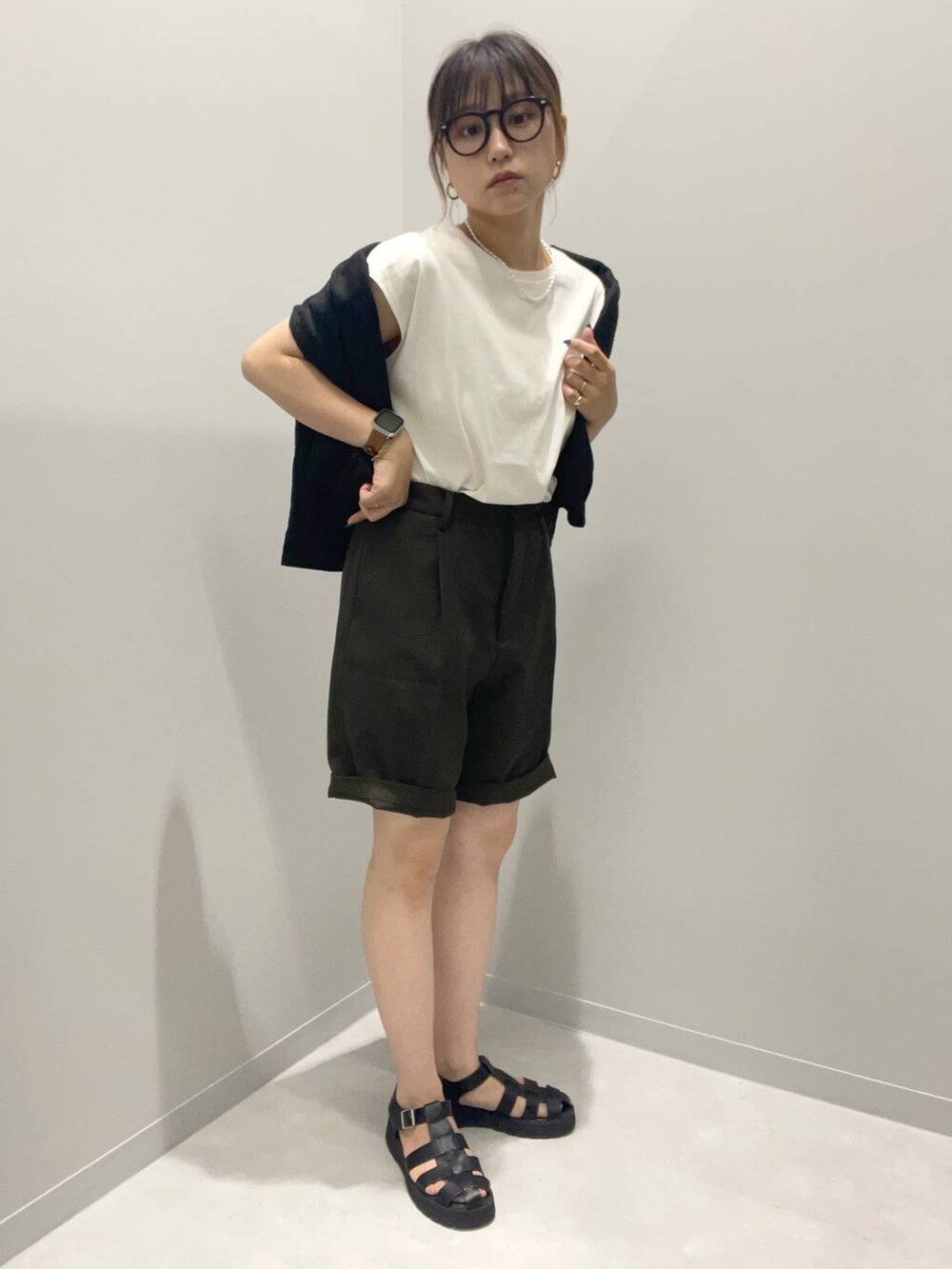 ブラック系のシャツ/ブラウス、ホワイト系のタンクトップ、ブラウン系のその他パンツを着用したレディースの夏コーディネートの2枚目の写真