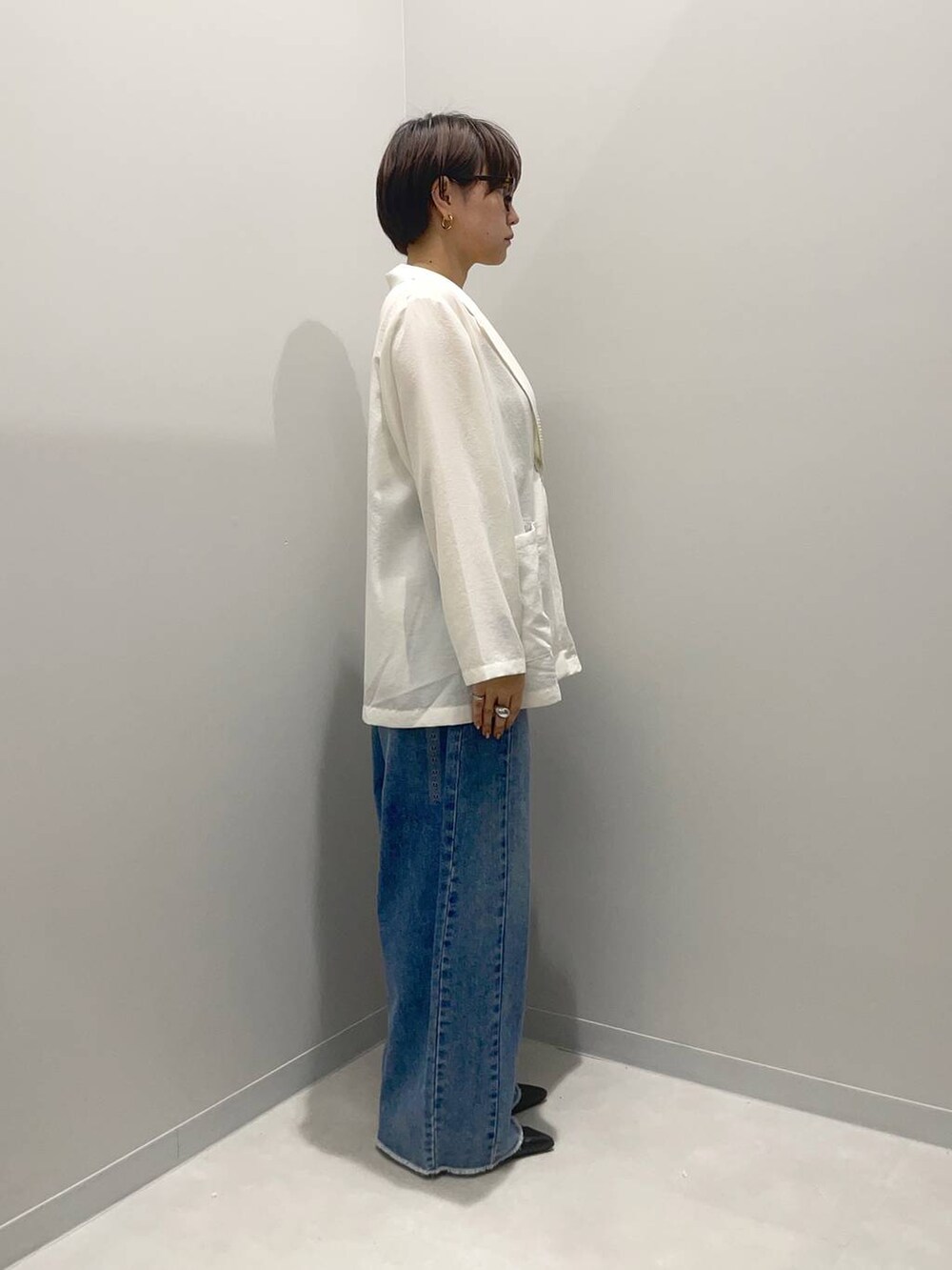 ブルー系のデニムパンツを着用したレディースの春コーディネートの2枚目の写真