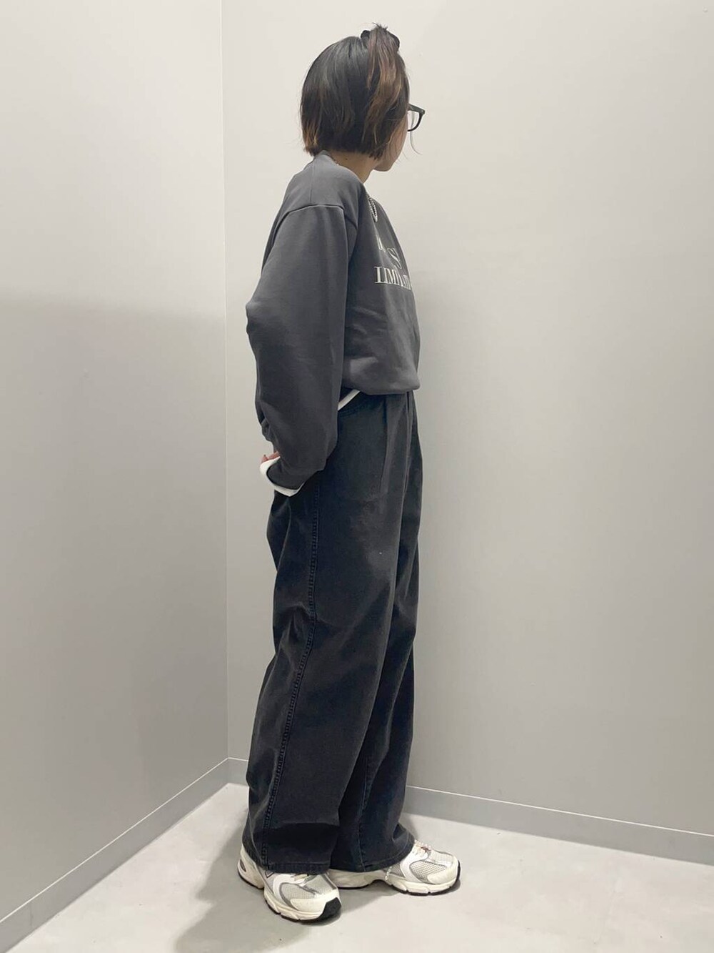 ブラック系のデニムパンツ、グレー系のTシャツ/カットソー、ホワイト系のTシャツ/カットソーを着用したレディースの秋コーディネートの3枚目の写真