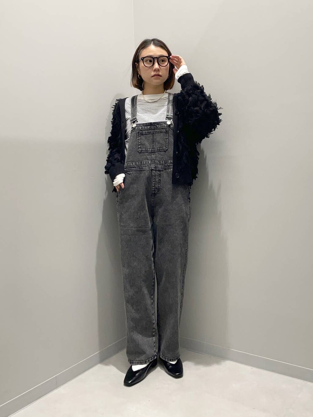 ブラック系のサロペット/オーバーオール、ブラック系のカーディガン/ボレロ、その他のTシャツ/カットソーを着用したレディースの冬コーディネートの2枚目の写真