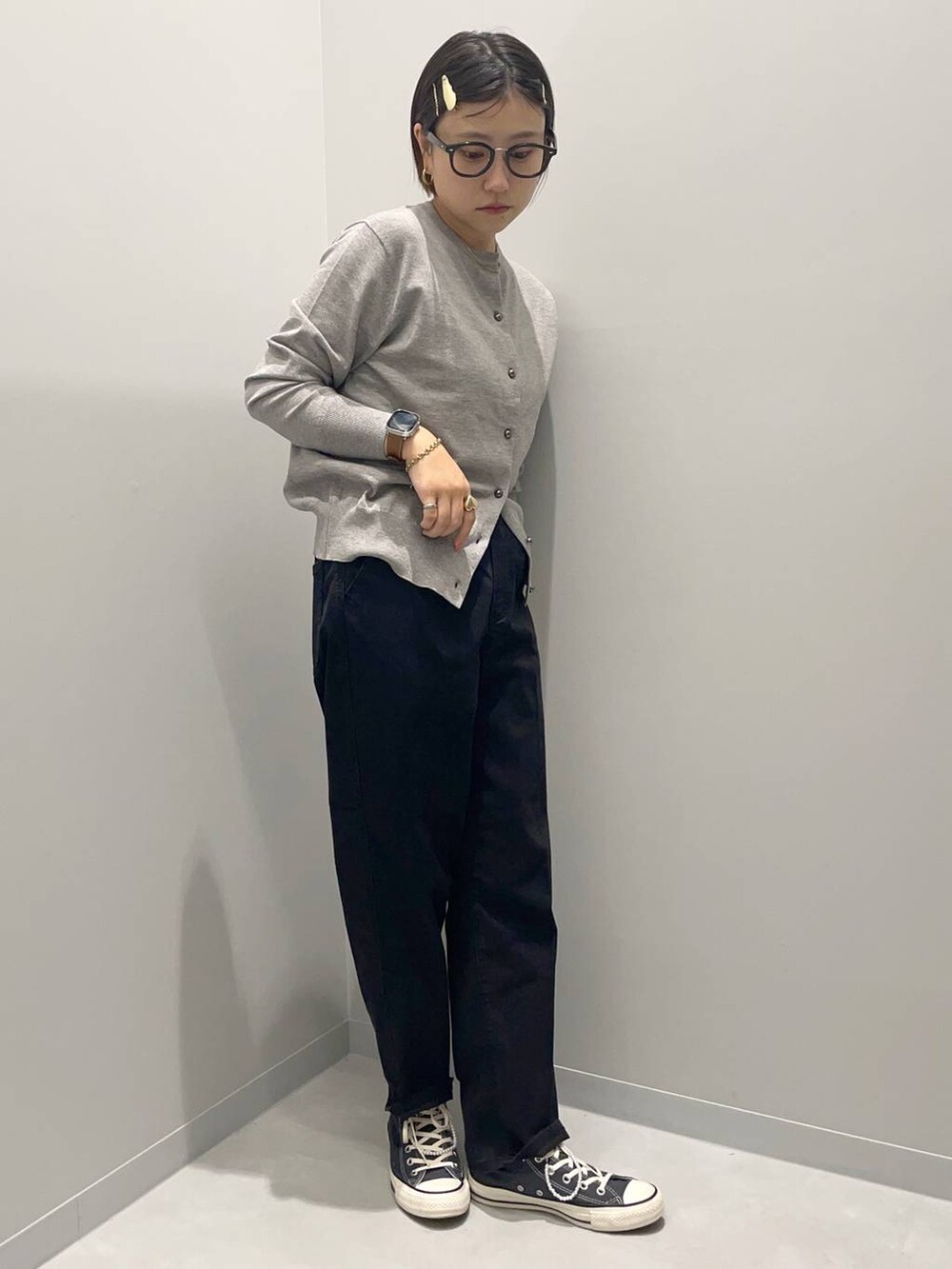 ブラック系のデニムパンツ、グレー系のカーディガン/ボレロを着用したレディースの秋コーディネートの2枚目の写真