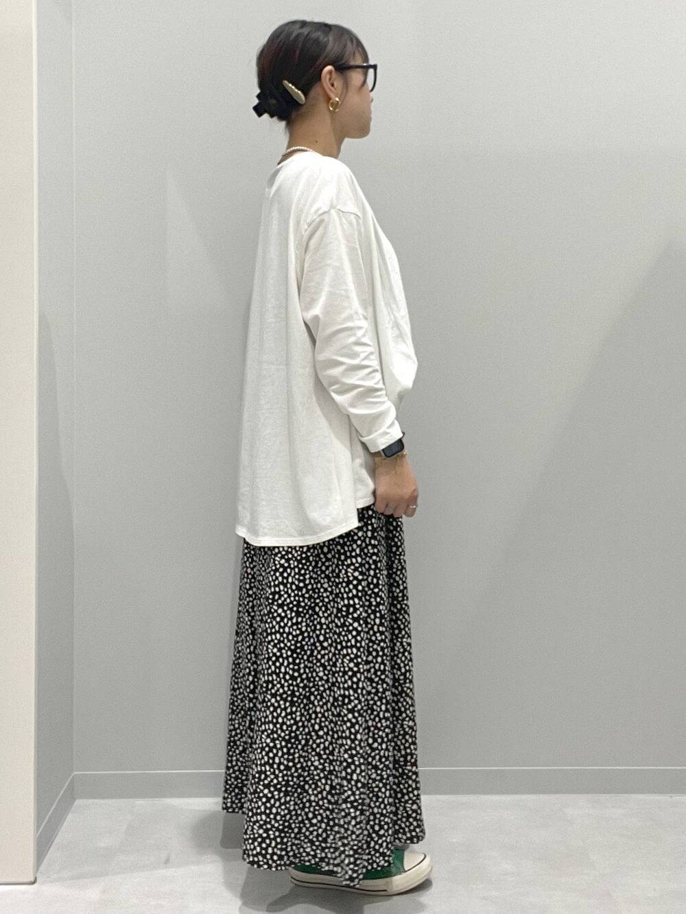 ホワイト系のTシャツ/カットソー、ホワイト系のその他パンツを着用したレディースの春コーディネートの2枚目の写真