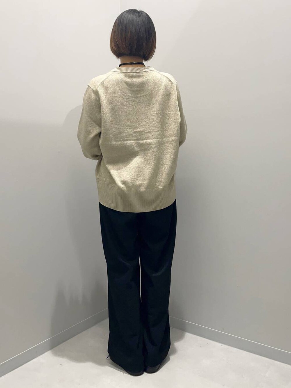 ブラック系のその他パンツ、ゴールド系のカーディガン/ボレロを着用したレディースの秋コーディネートの4枚目の写真