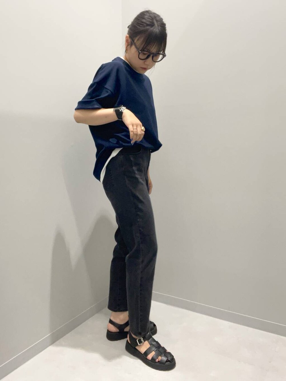 ブラック系のデニムパンツ、ブルー系のTシャツ/カットソーを着用したレディースの夏コーディネートの2枚目の写真