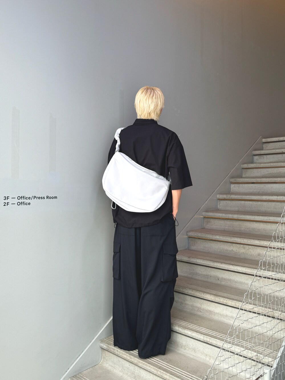 ブラック系のカーゴパンツ、ブラック系のシャツ/ブラウス、グレー系のショルダーバッグを着用したメンズの夏コーディネートの2枚目の写真