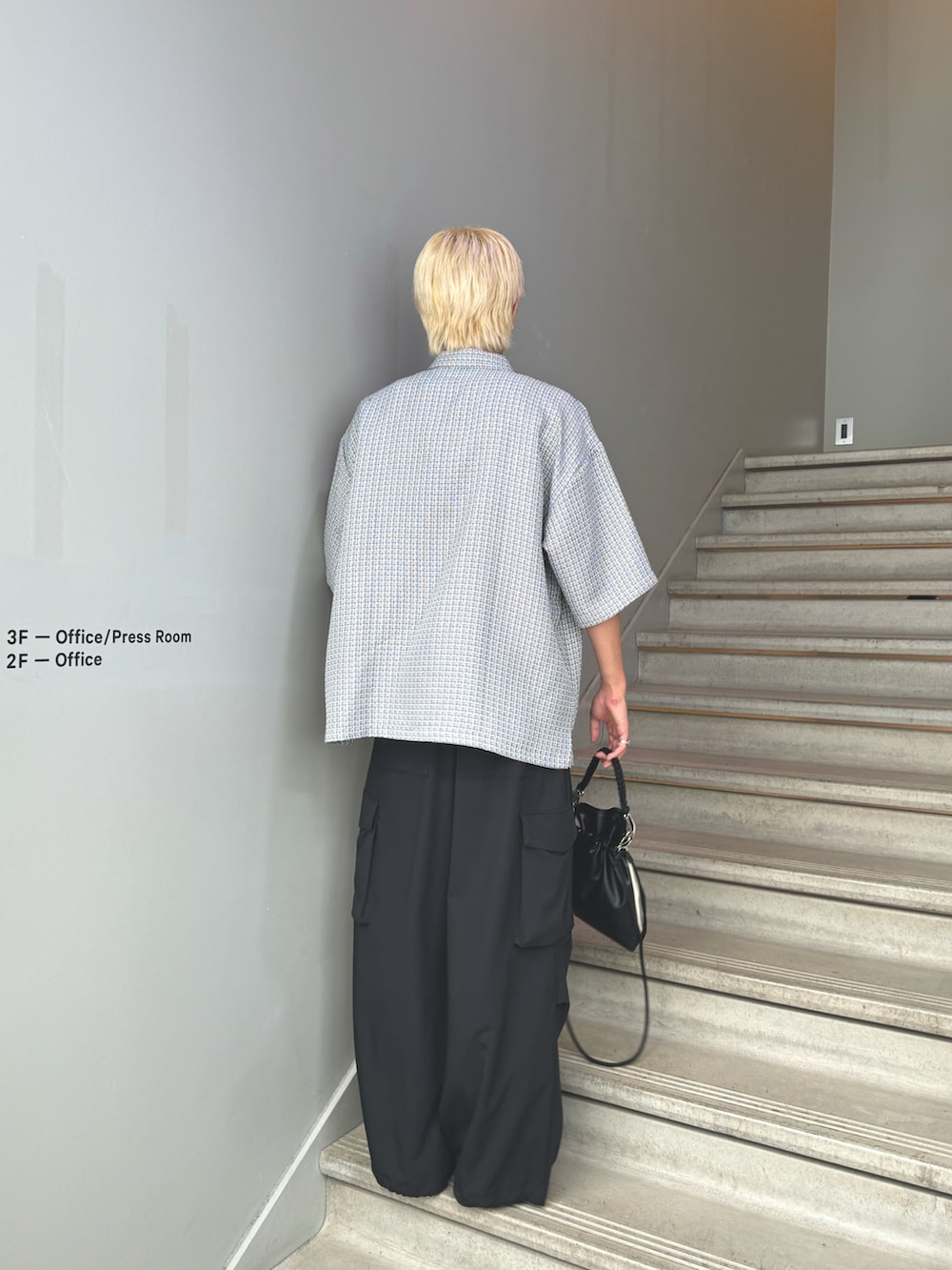 ホワイト系のシャツ/ブラウス、ブラック系のカーゴパンツ、ベージュ系のショルダーバッグを着用したメンズの夏コーディネートの2枚目の写真