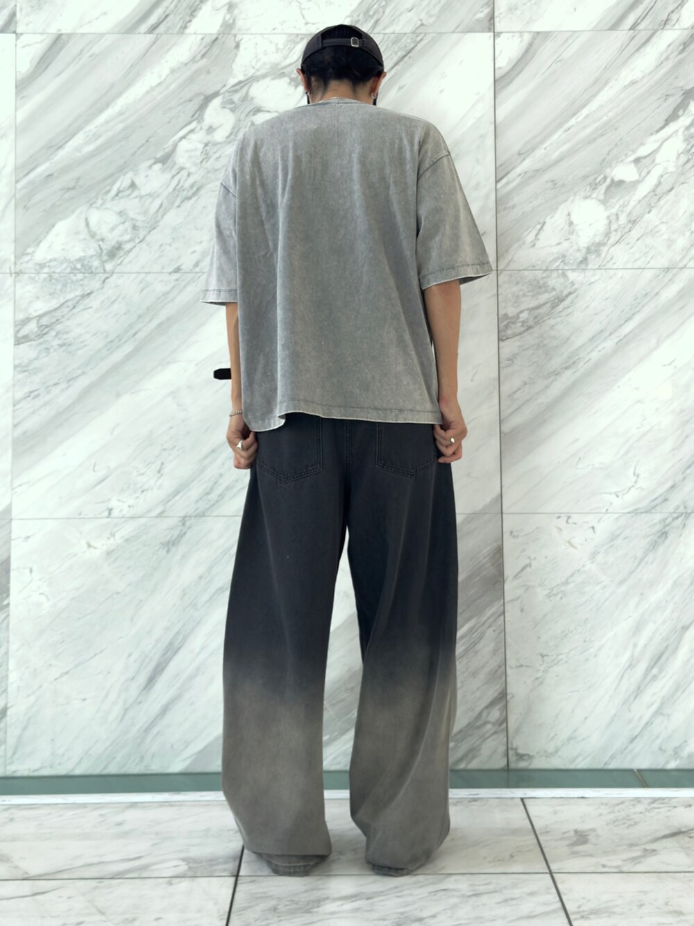 グレー系のTシャツ/カットソー、ブラック系のデニムパンツ、ブラック系のベルトを着用したメンズの夏コーディネートの2枚目の写真