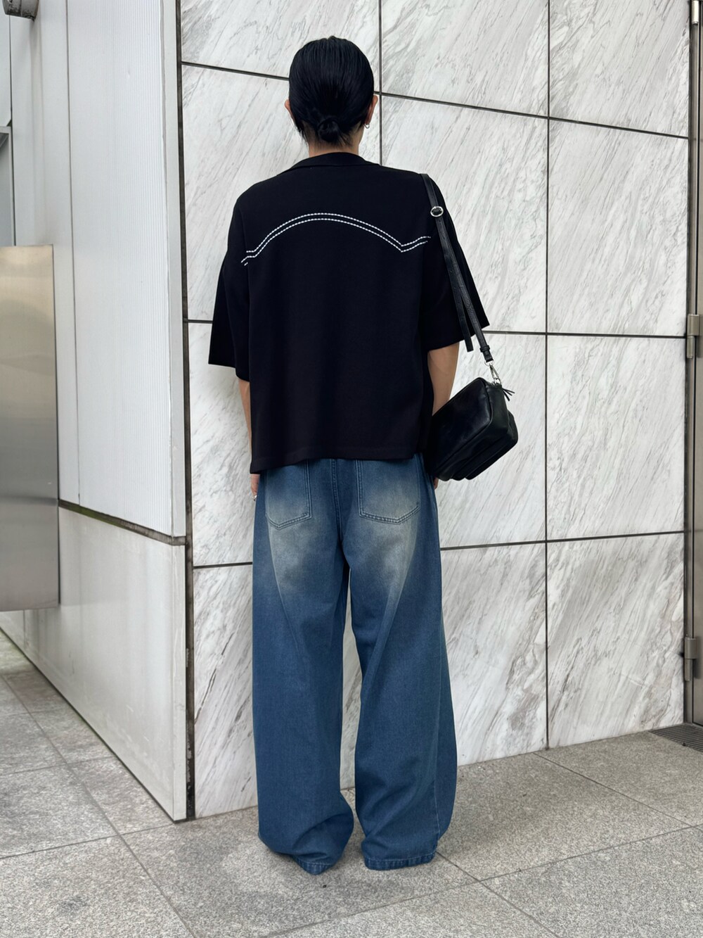 ブラック系のカーディガン/ボレロ、ブラック系のショルダーバッグ、ブルー系のデニムパンツを着用したメンズの夏コーディネートの2枚目の写真
