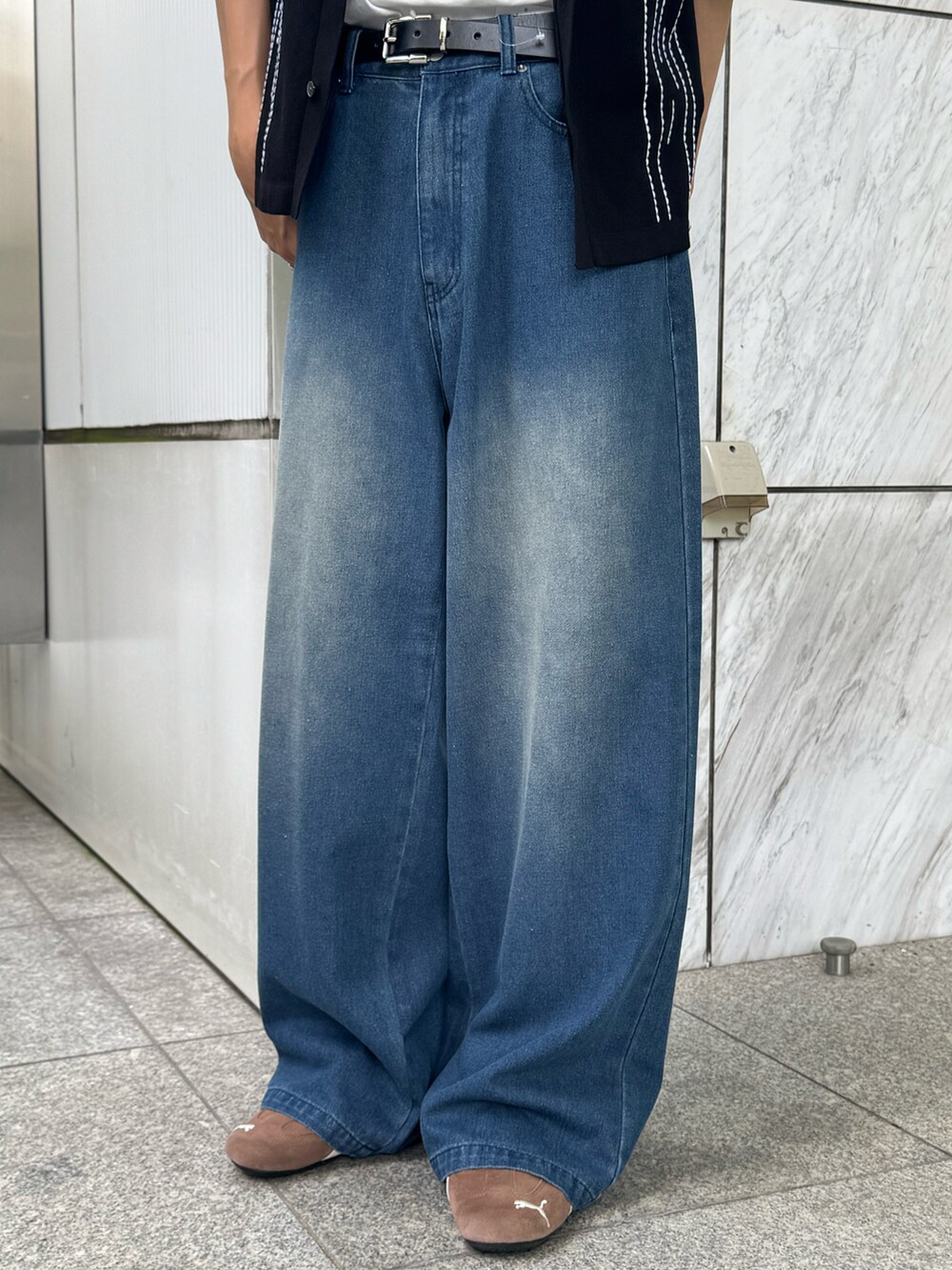ブラック系のカーディガン/ボレロ、ブラック系のショルダーバッグ、ブルー系のデニムパンツを着用したメンズの夏コーディネートの3枚目の写真