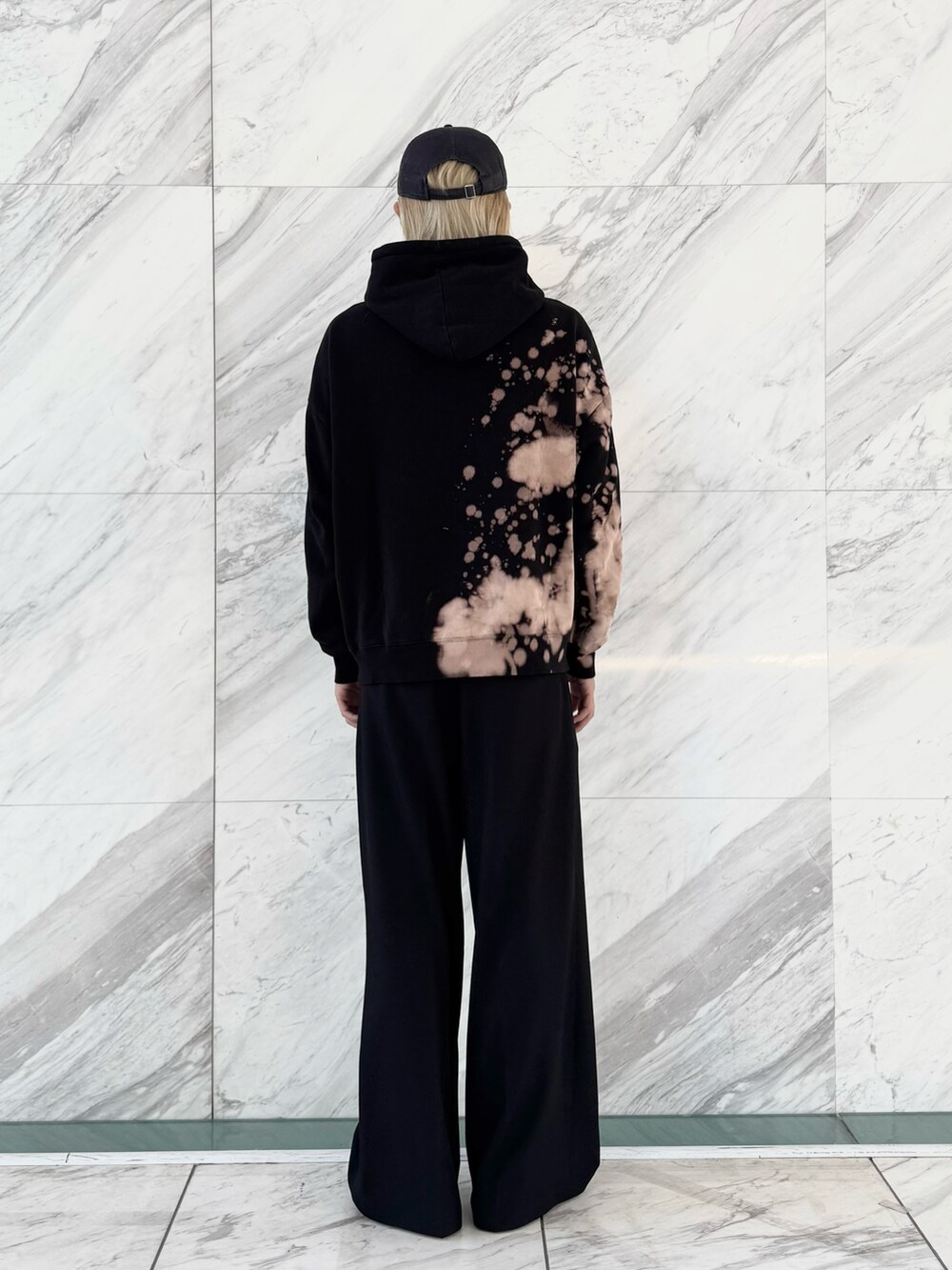 ホワイト系のパーカー、グレー系のその他パンツを着用したメンズの冬コーディネートの2枚目の写真