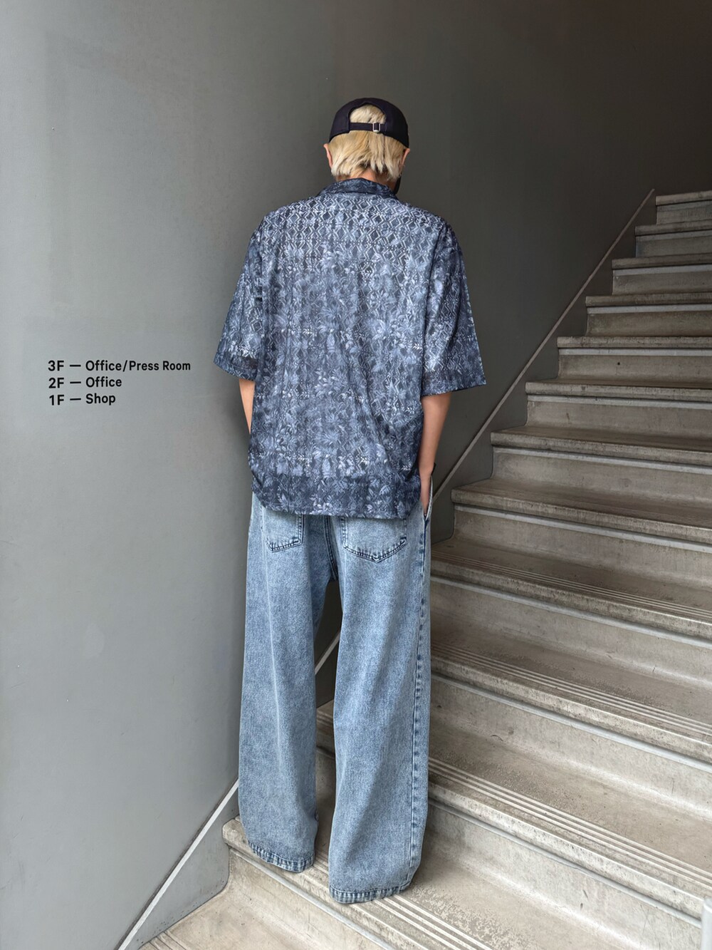 ブルー系のシャツ/ブラウス、ブルー系のデニムパンツを着用したメンズの春コーディネートの2枚目の写真