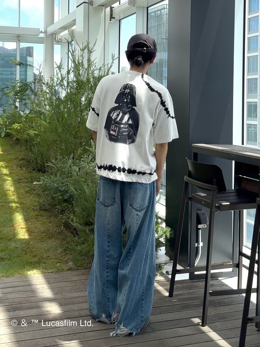 ホワイト系のTシャツ/カットソーを着用したメンズの夏コーディネートの2枚目の写真