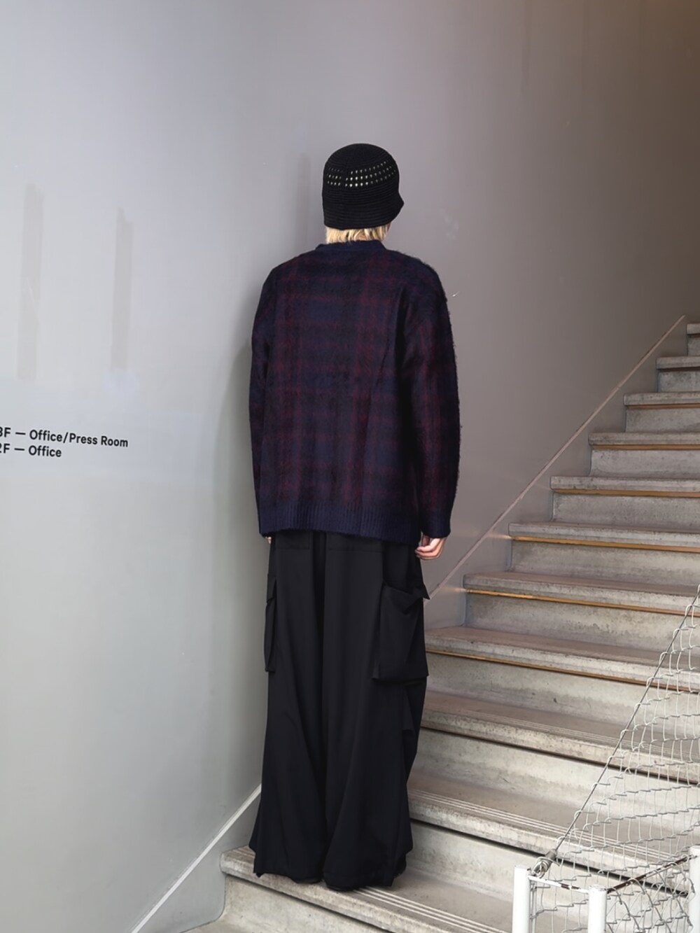 パープル系のカーディガン/ボレロ、ブラック系のカーゴパンツを着用したメンズの秋コーディネートの2枚目の写真