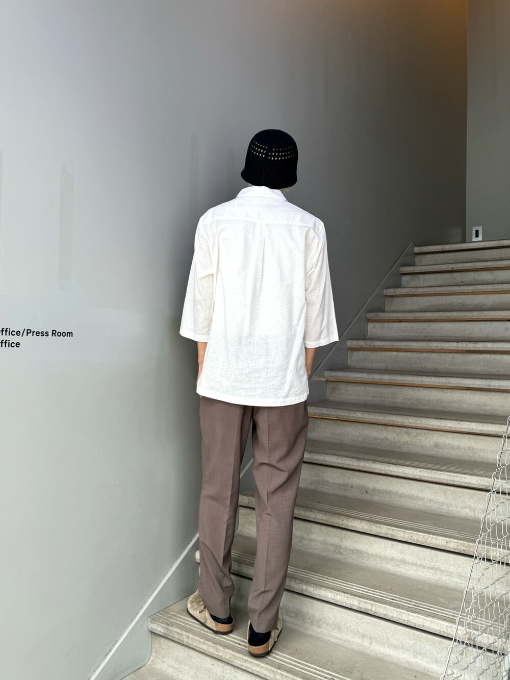 ホワイト系のシャツ/ブラウス、ベージュ系のセットアップを着用したメンズの春コーディネートの2枚目の写真