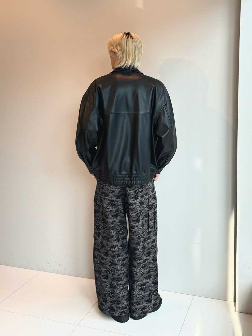 ブラック系のブルゾン、グレー系のパンツを着用したメンズの冬コーディネートの3枚目の写真