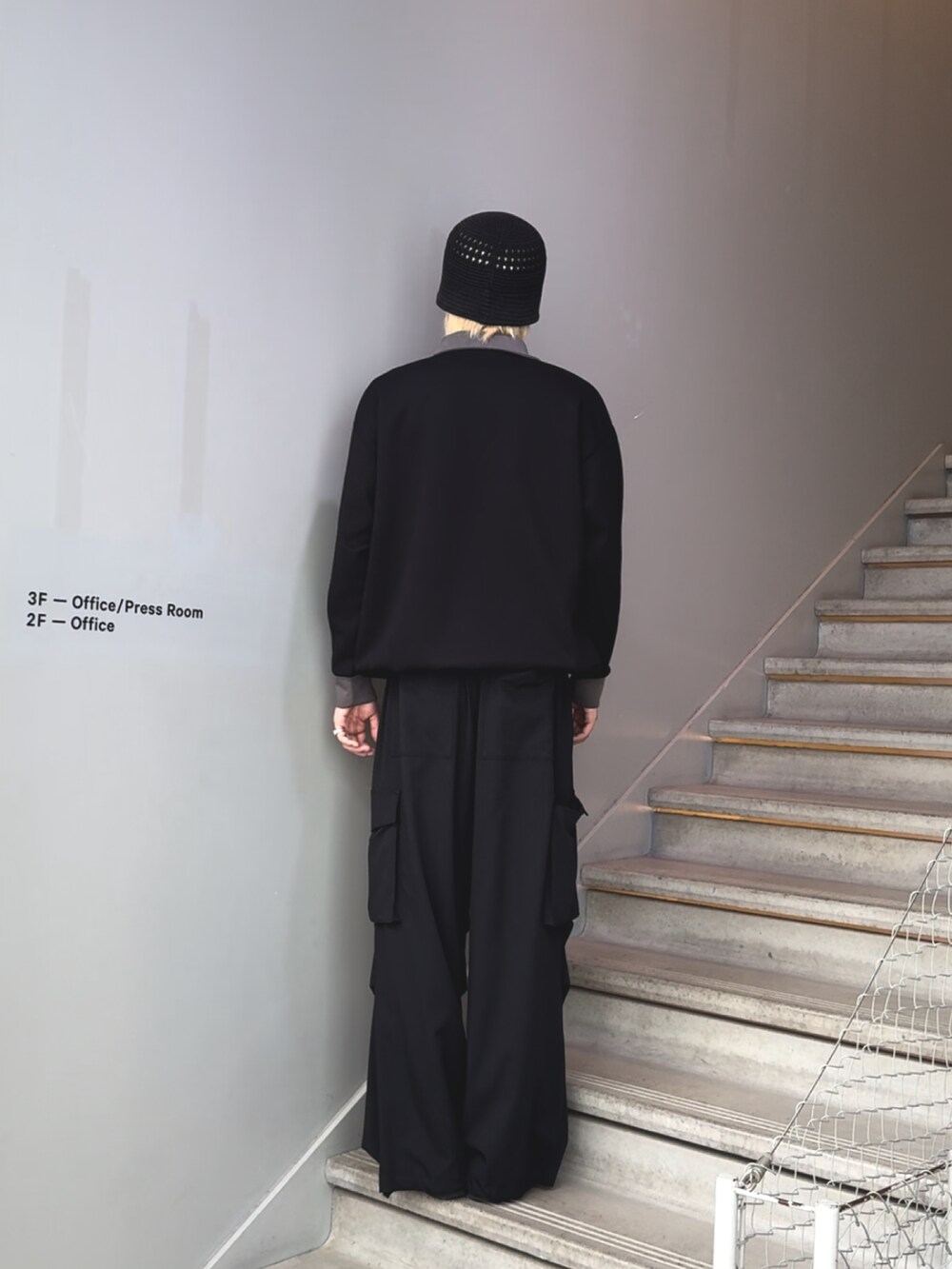ブラック系のTシャツ/カットソー、ブラック系のカーゴパンツを着用したメンズの秋コーディネートの2枚目の写真
