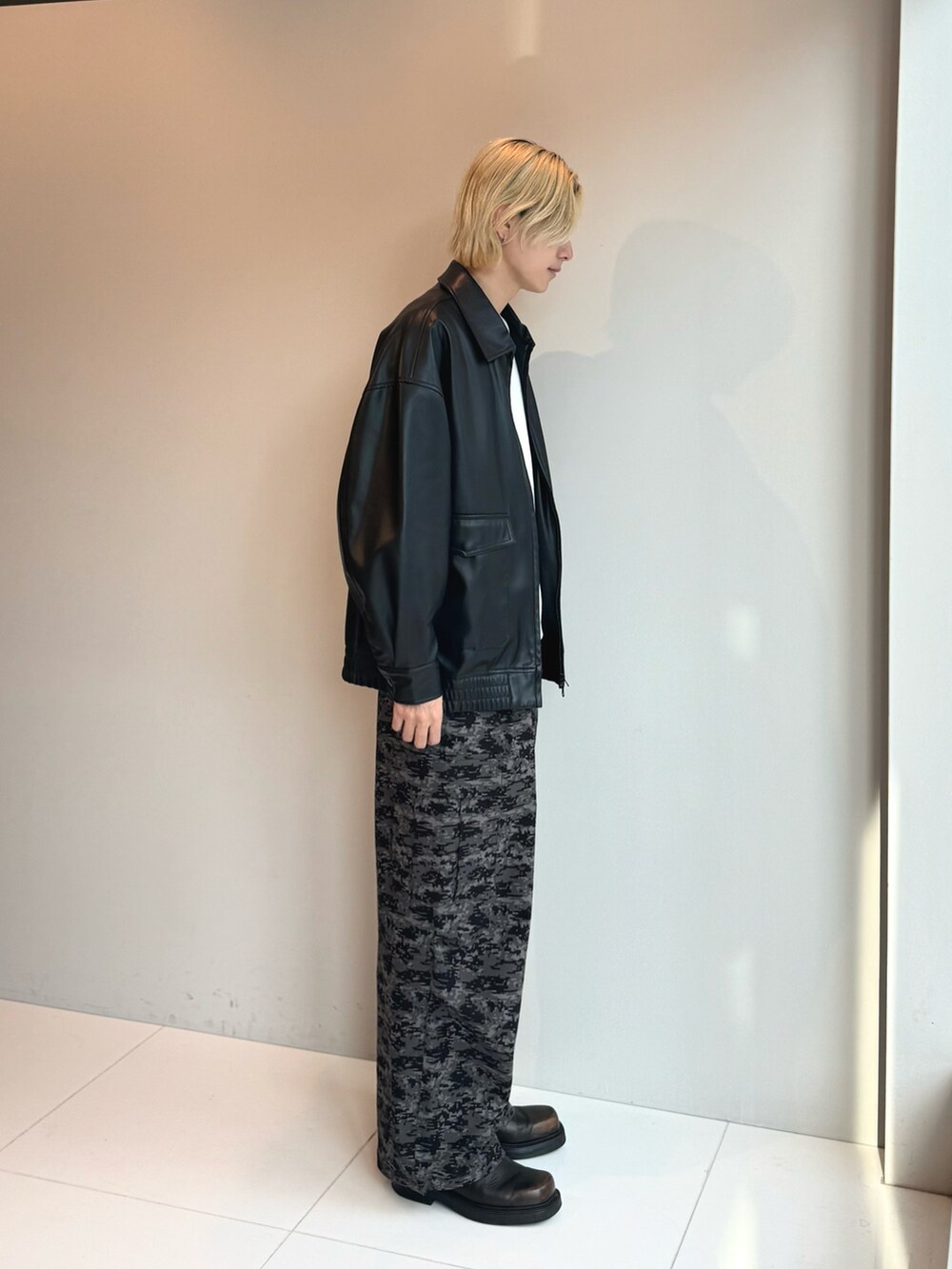 ブラック系のブルゾン、グレー系のパンツを着用したメンズの冬コーディネートの2枚目の写真