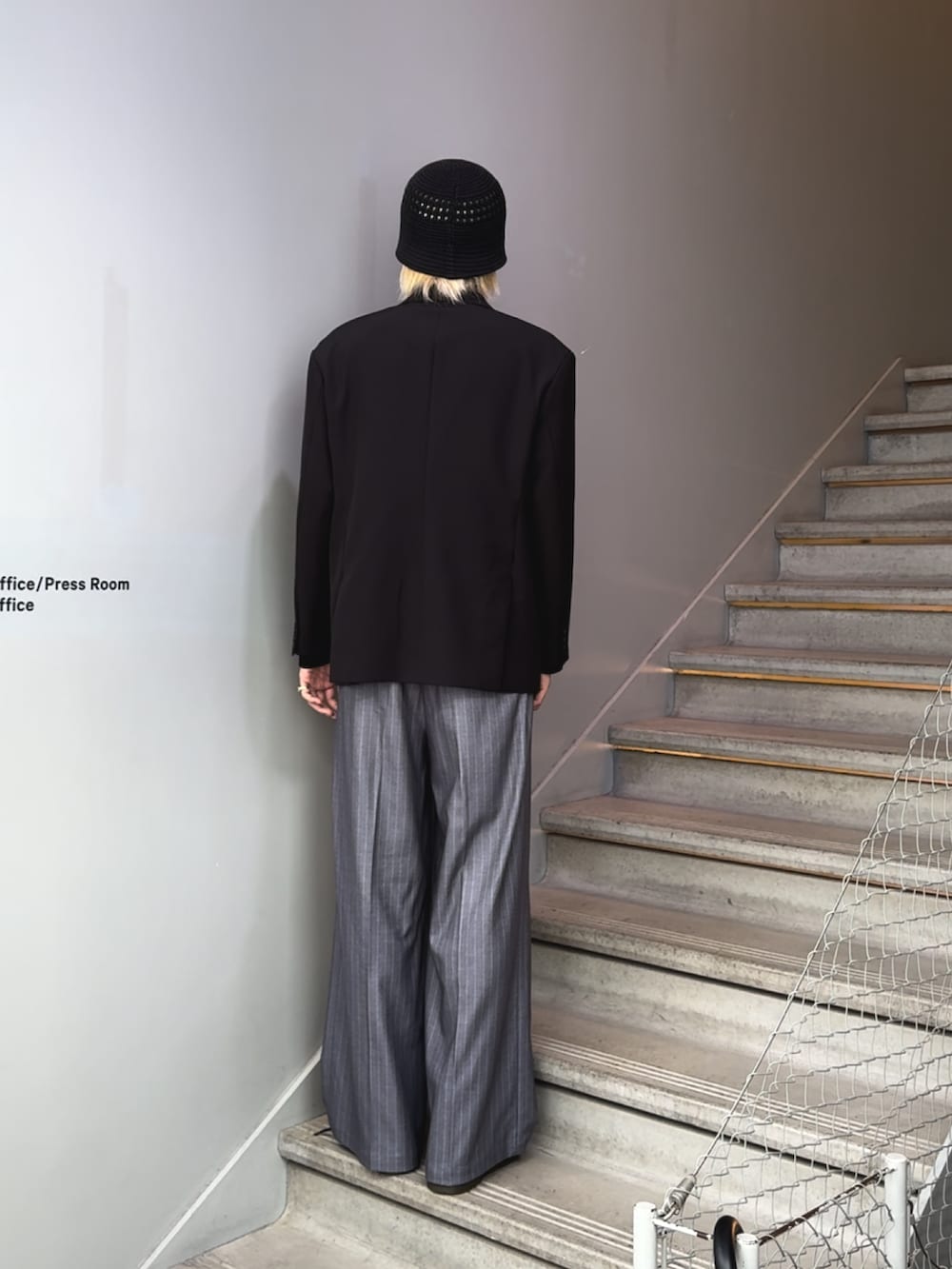 ブラック系のテーラードジャケット、グレー系のその他パンツを着用したメンズの秋コーディネートの2枚目の写真