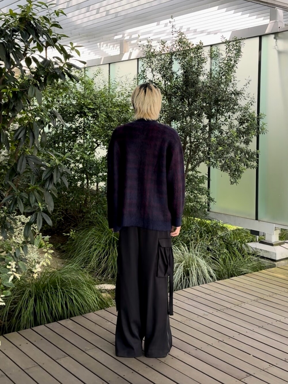 ブルー系のカーディガン/ボレロ、ブラック系のカーゴパンツを着用したメンズの秋コーディネートの2枚目の写真