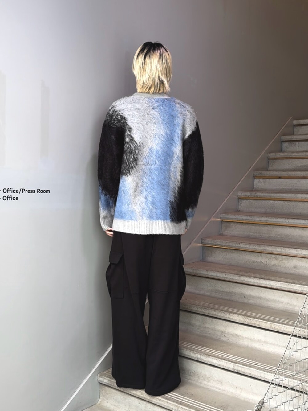 グレー系のカーディガン/ボレロ、ブラック系のカーゴパンツを着用したメンズの秋コーディネートの2枚目の写真