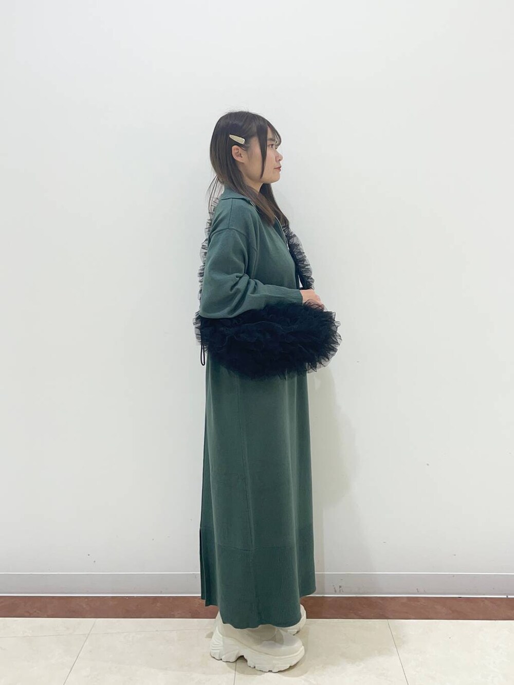 「秋冬新作、ニット、ゆったり」｜「LOWRYS FARMのストレッチスニーカーブーツ　133385（ブーツ、ホワイト系）」を使った、hono0427さん（レディース・151cm）の秋コーディネートの2枚目の写真