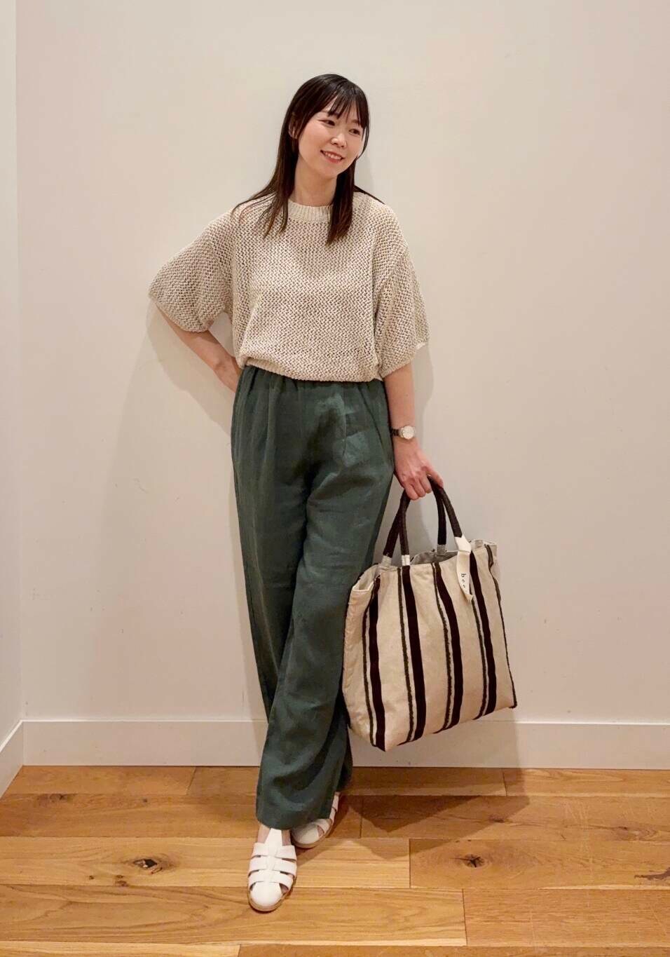 グリーン系のその他パンツ、ホワイト系のサンダル、ベージュ系のタンクトップを着用したレディースの春コーディネートの3枚目の写真