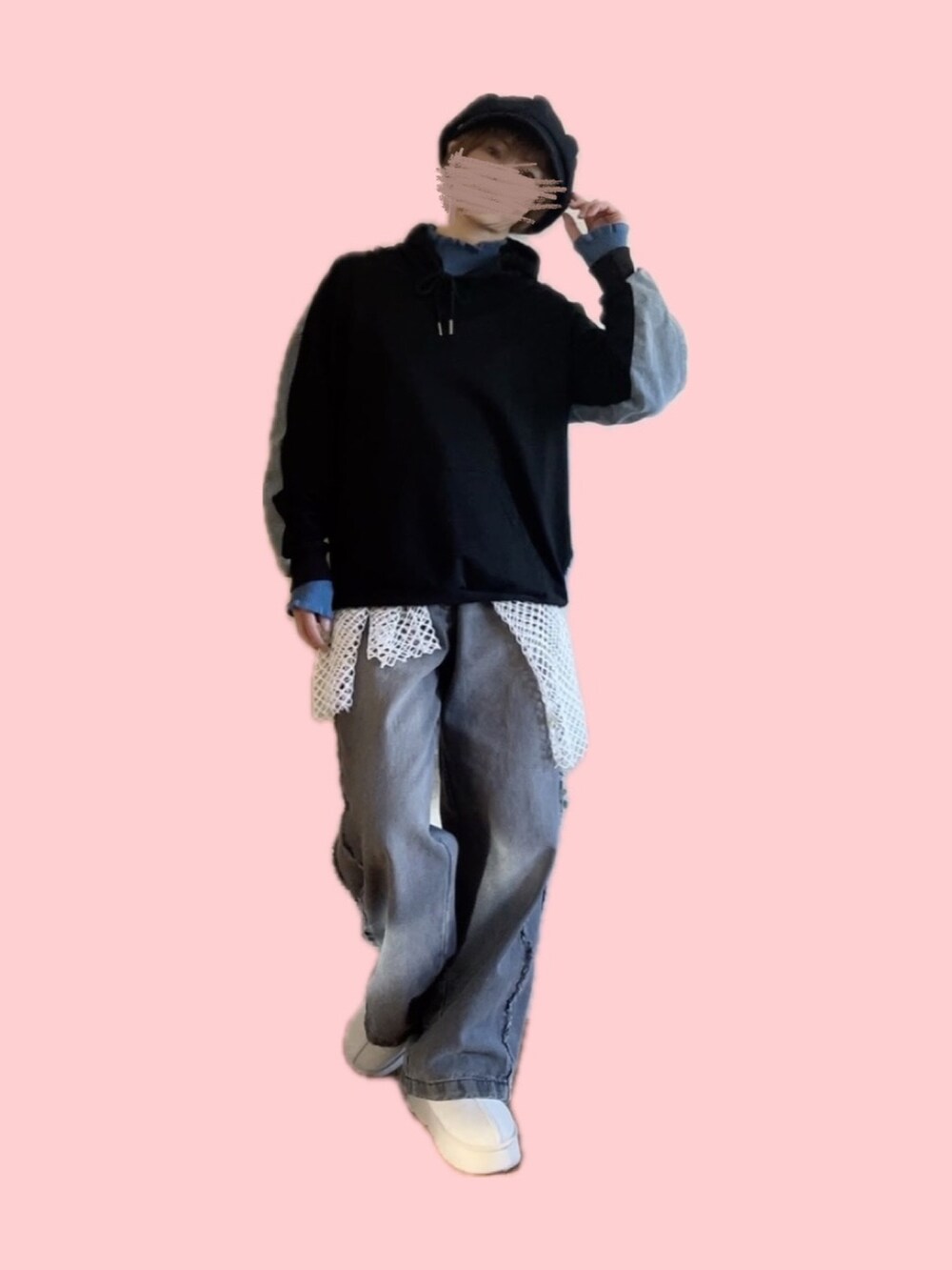 ブルー系のニット/セーター、ブラック系のデニムパンツ、ホワイト系のブーツを着用したレディースの冬コーディネートの2枚目の写真