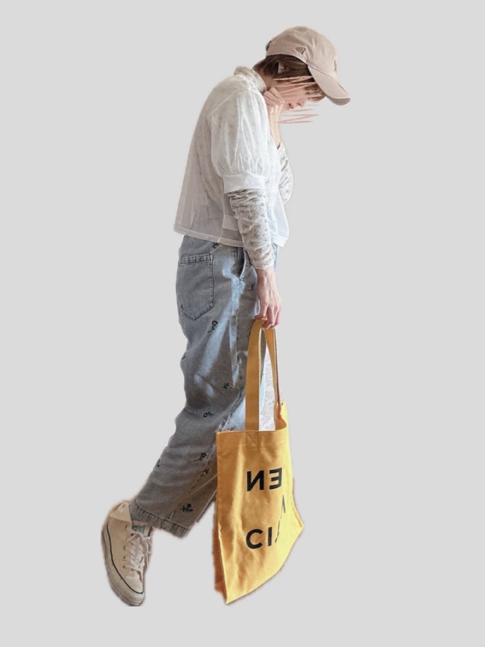 ブルー系のその他パンツ、イエロー系のトートバッグ、ホワイト系のTシャツ/カットソーを着用したレディースの春コーディネートの2枚目の写真