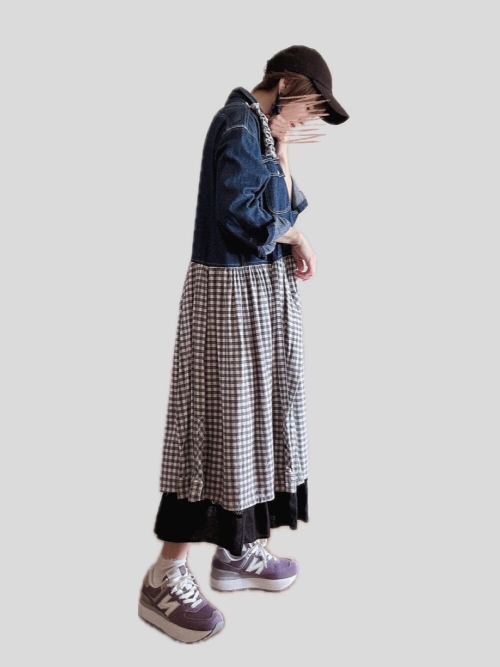 ブラック系のスカート、パープル系のスニーカー、ブルー系のワンピースを着用したレディースの春コーディネートの2枚目の写真