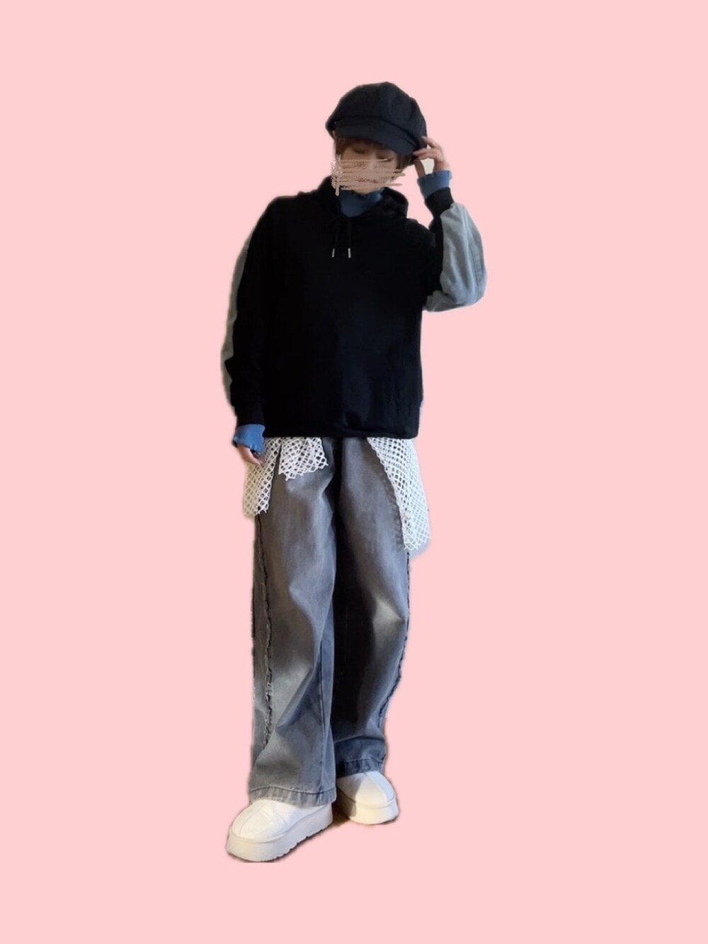 ブルー系のニット/セーター、ブラック系のデニムパンツ、ホワイト系のブーツを着用したレディースの冬コーディネートの3枚目の写真