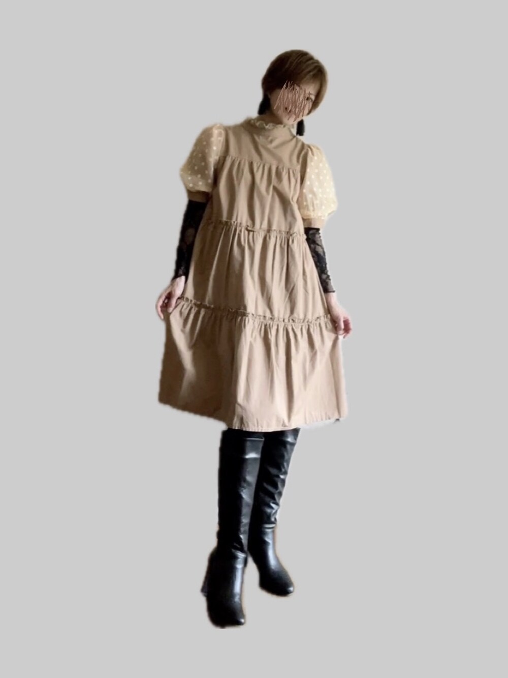 ブラック系のブーツ、ベージュ系のワンピース/ドレス、ブラック系のTシャツ/カットソーを着用したレディースの秋コーディネートの2枚目の写真