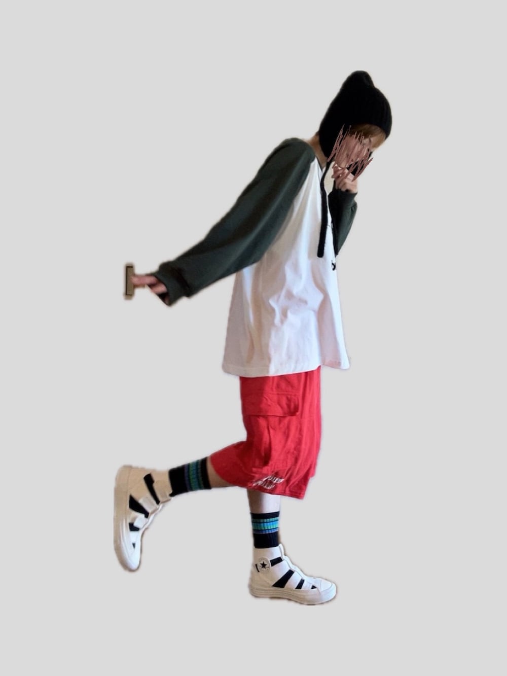 レッド系のパンツ、ホワイト系のスニーカー、ホワイト系のTシャツ/カットソーを着用したレディースの秋コーディネートの2枚目の写真