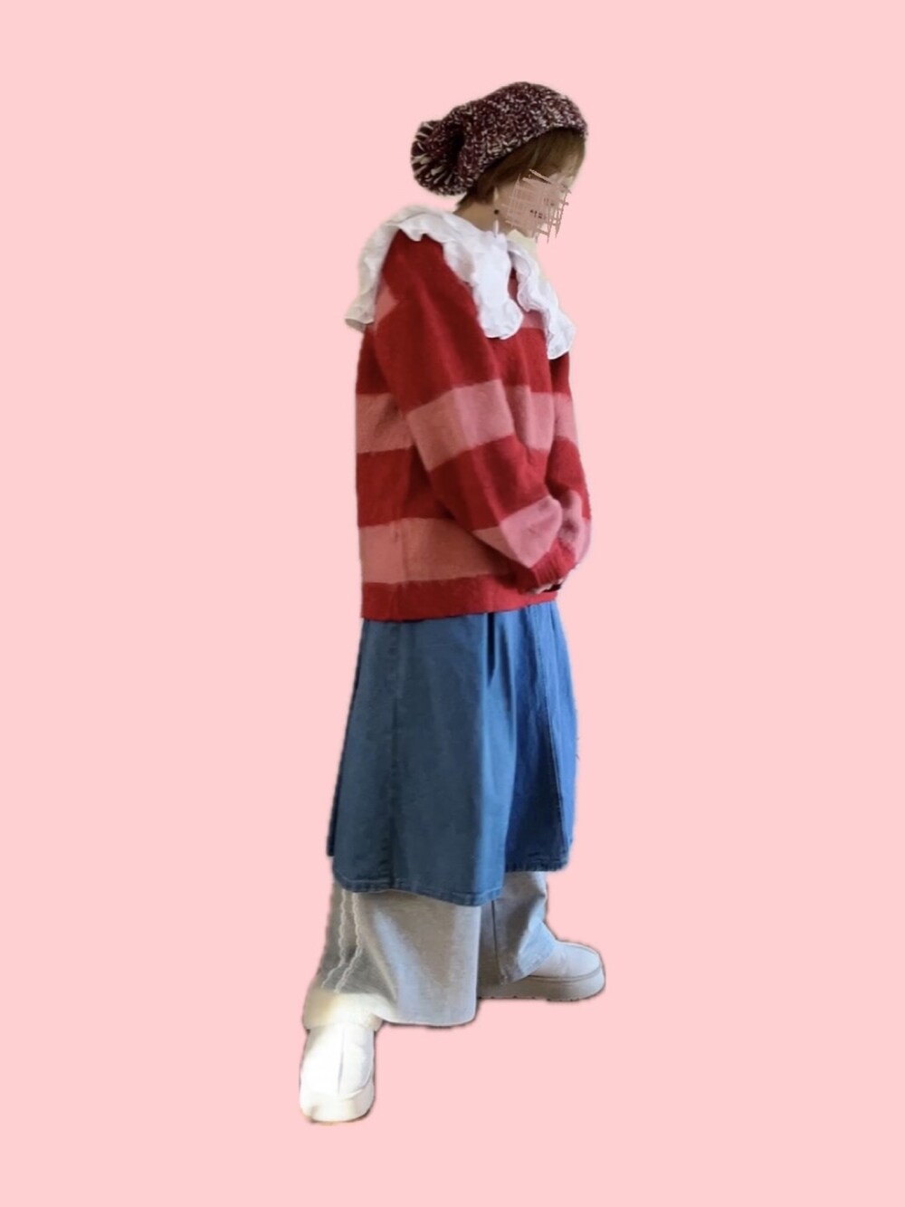「クリスマスに着たい服、ニット帽、ビッグカラー、ボーダー、ボーダーニット、レイヤードスタイル、レイヤード、ラインパンツ、スウェットパンツ、デニムスカート、ムートンブーツ、しまむらコーデ、赤ニット、大人かわいい、冬服」｜「しまむらの2024年10月購入 （ニット/セーター、レッド系）」を使った、Moonさん（レディース・156cm）の冬コーディネートの3枚目の写真