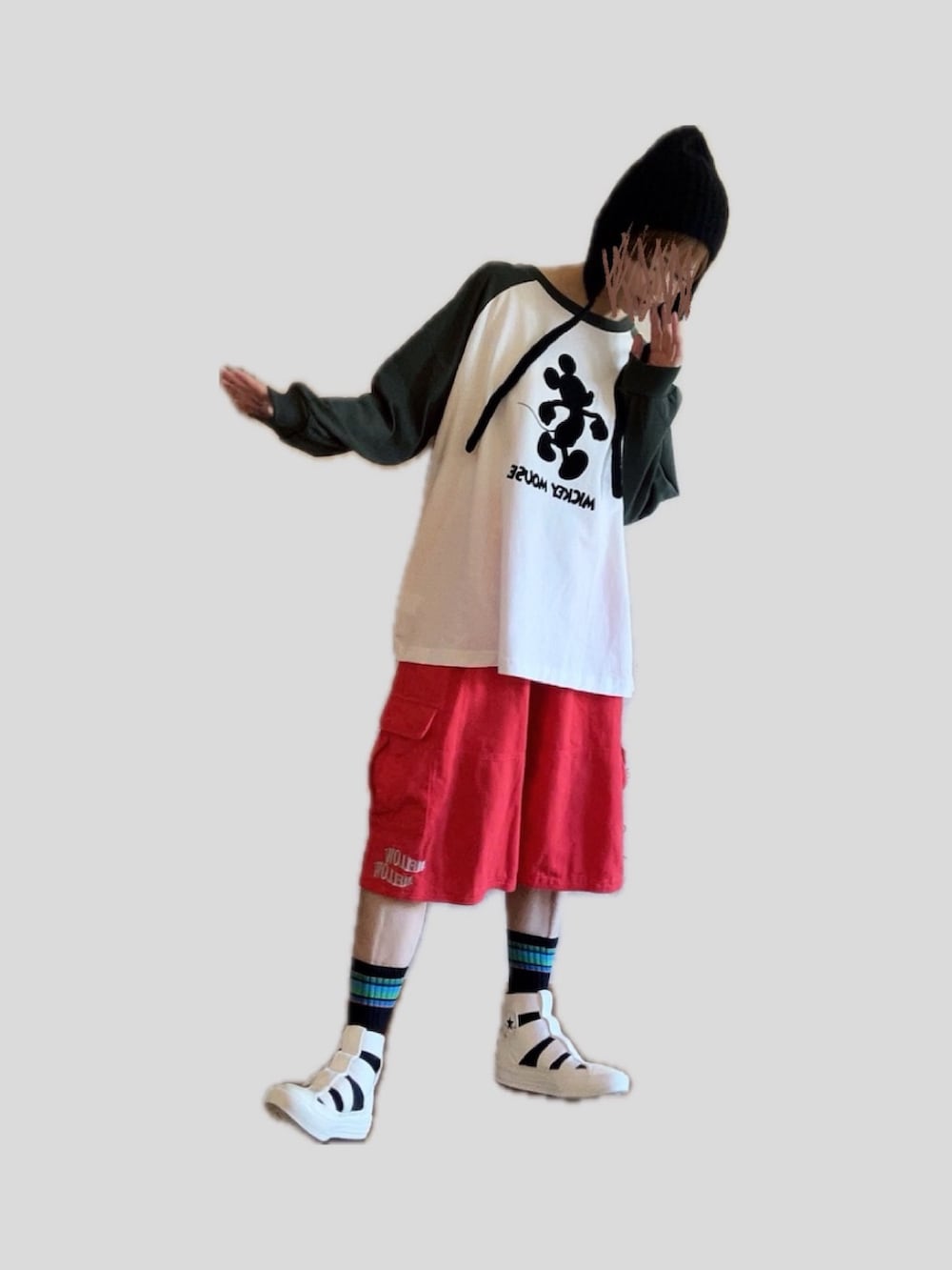 レッド系のパンツ、ホワイト系のスニーカー、ホワイト系のTシャツ/カットソーを着用したレディースの秋コーディネートの3枚目の写真