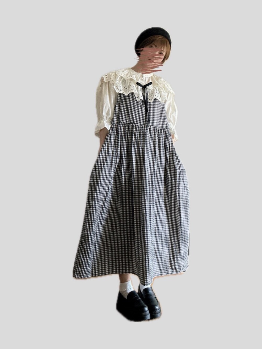 ホワイト系のシャツ/ブラウス、ブラック系のジャンパースカート、ブラック系のローファーを着用したレディースの秋コーディネートの2枚目の写真