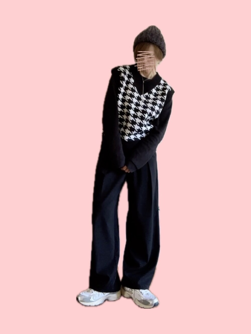 ブラック系のスラックス、シルバー系のスニーカー、ブラック系のTシャツ/カットソーを着用したレディースの秋コーディネートの2枚目の写真