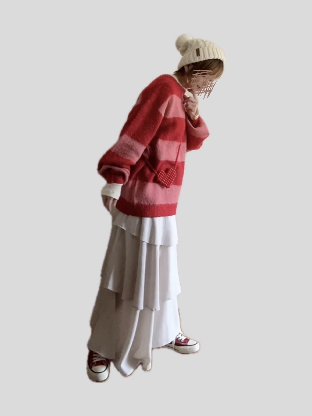 レッド系のニット/セーター、レッド系のショルダーバッグ、ホワイト系のTシャツ/カットソーを着用したレディースの秋コーディネートの2枚目の写真